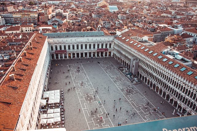 facts about venice https://unsplash.com/it/foto/ypJtdvSeCf0