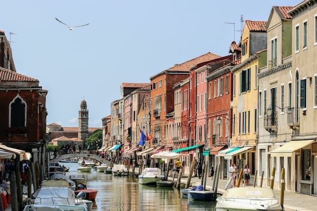 fun facts about venice: view of murano https://unsplash.com/it/foto/oYViuf5SEQs