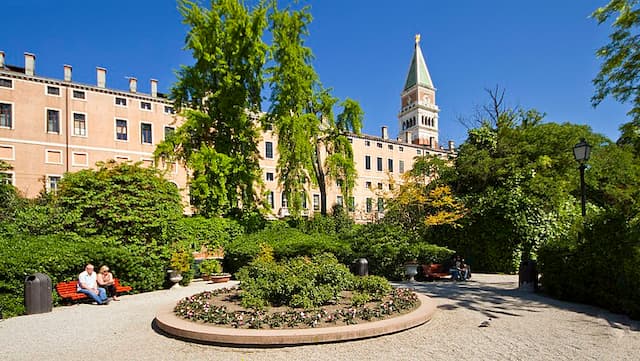 royal gardens venice trolvag, CC BY-SA 3.0 <https://creativecommons.org/licenses/by-sa/3.0>, via Wikimedia Commons