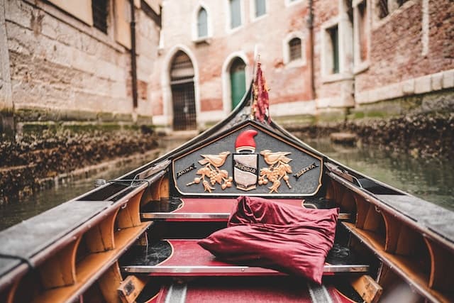 venice in august - https://unsplash.com/it/foto/iGkv_ZogXPU