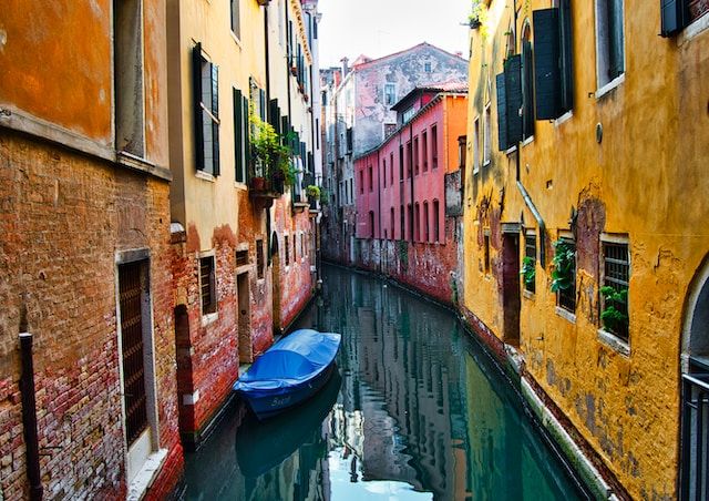 venice on a wheelchair https://unsplash.com/it/foto/5xh8o2k23lQ