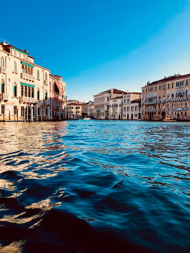 coastal towns near venice - https://unsplash.com/it/foto/XZPHNxsWSDU