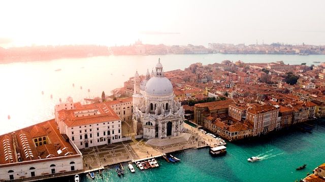 Effects Venice tourism population