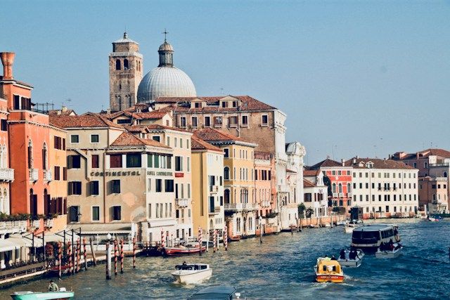 A great painter portrays the architecture of Venice in his paintings