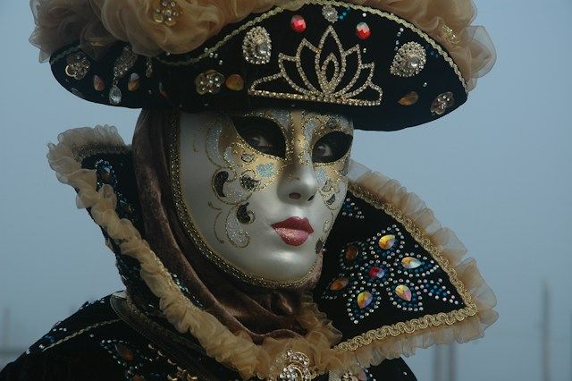 When are all the masks at the Venice Carnival?