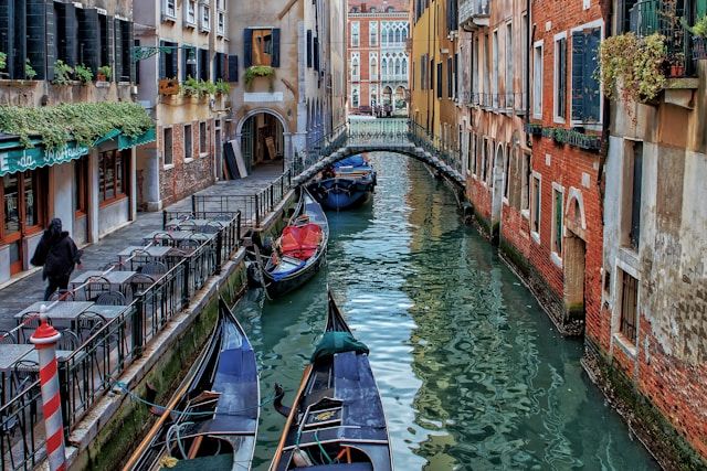 Why are the gondolas in venice black?