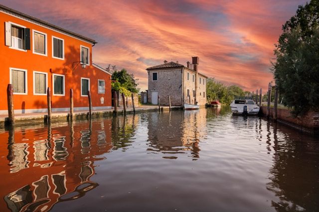 How many islands in Venice, Italy