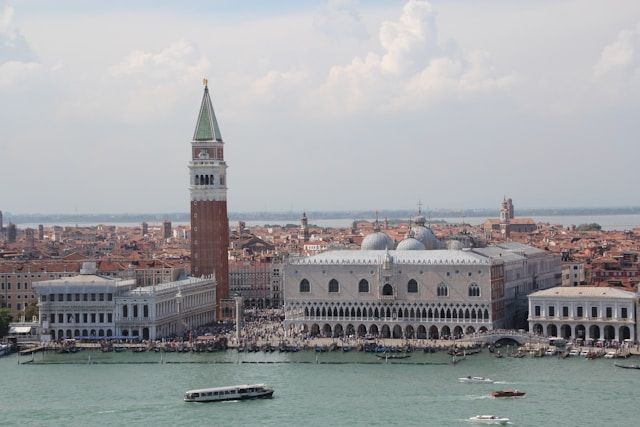 How many islands in Venice Italy