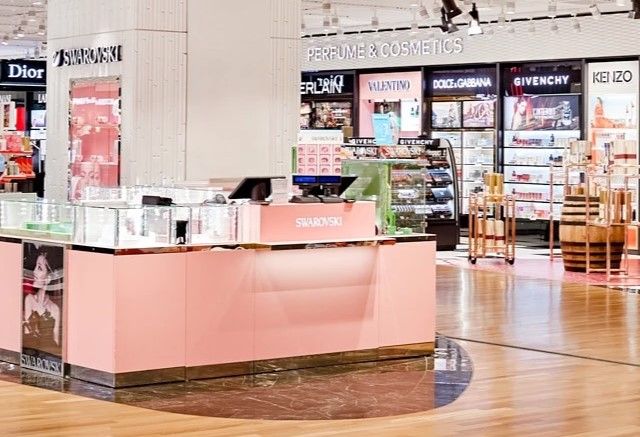 Venice airport shops after passport control