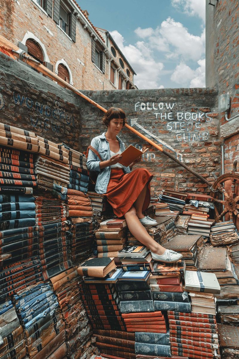 THE UNIVERSITY LIFE IN VENICE