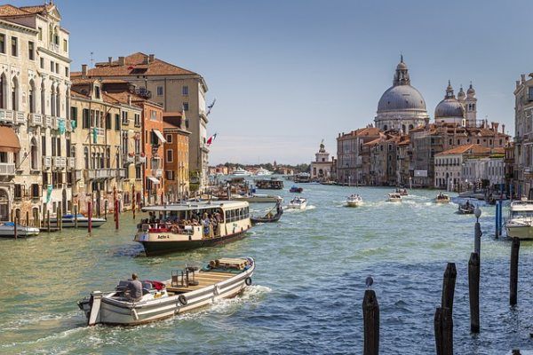 How do you travel around Venice: public and private transports