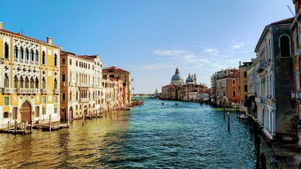 How to get from Treviso Airport to Venice by train, bus or taxi
