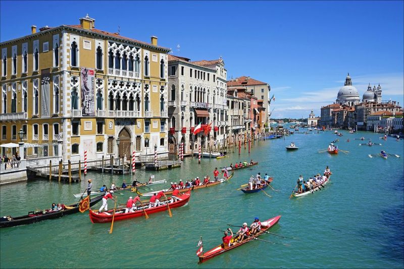 Vogalonga Regatta, the green side of the city