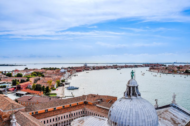 Does venice smell? Here are the causes and the difference between summer and winter