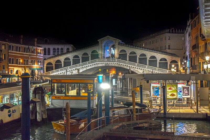 Venice Night Trail: Five thousand tunners illuminate the Serenissima
