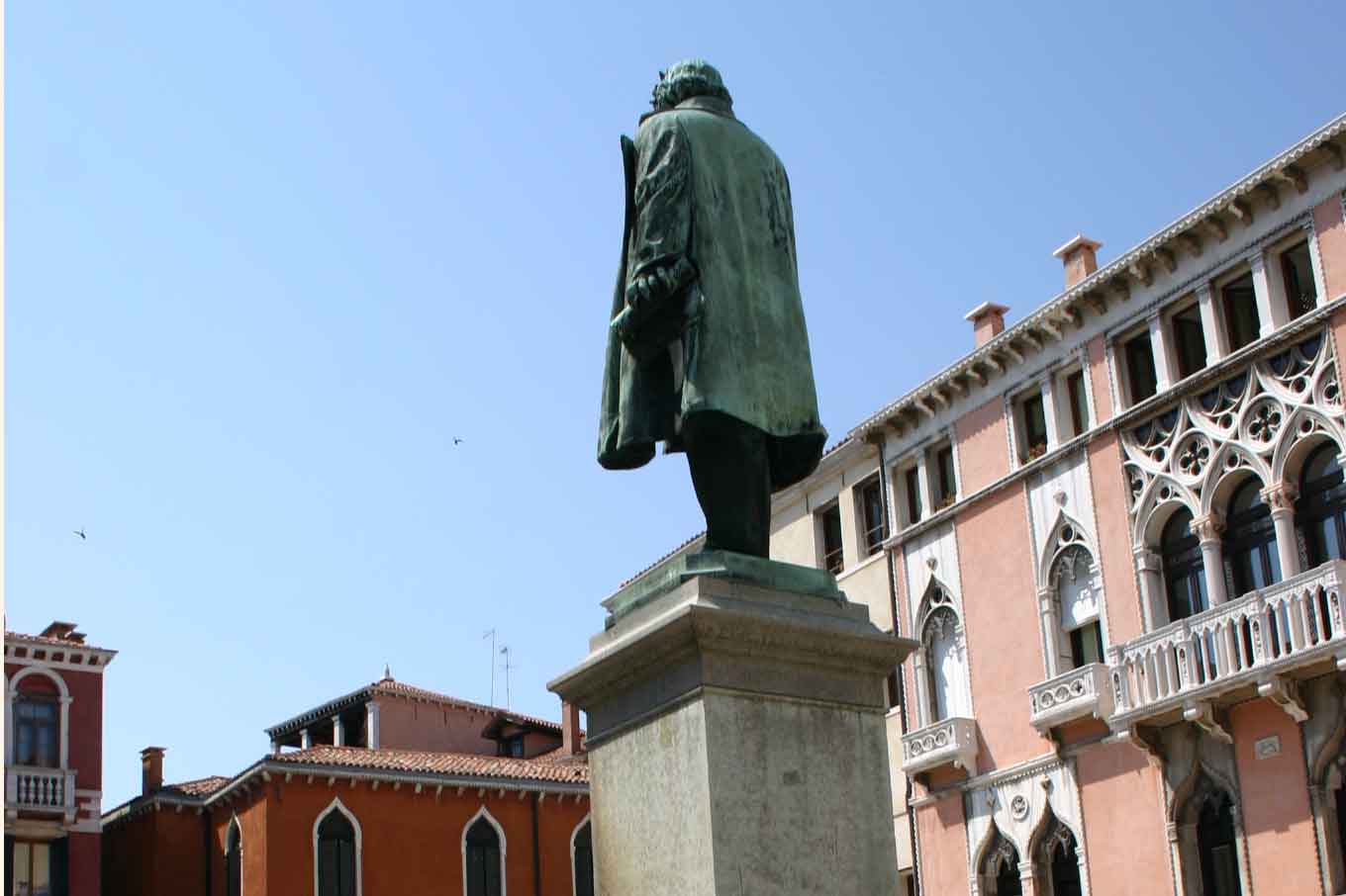 Manin statue Venice: Symbol of freedom and heritage