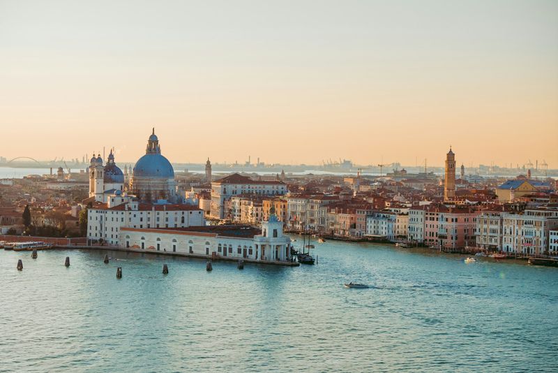 How Far is Venice from Rome?