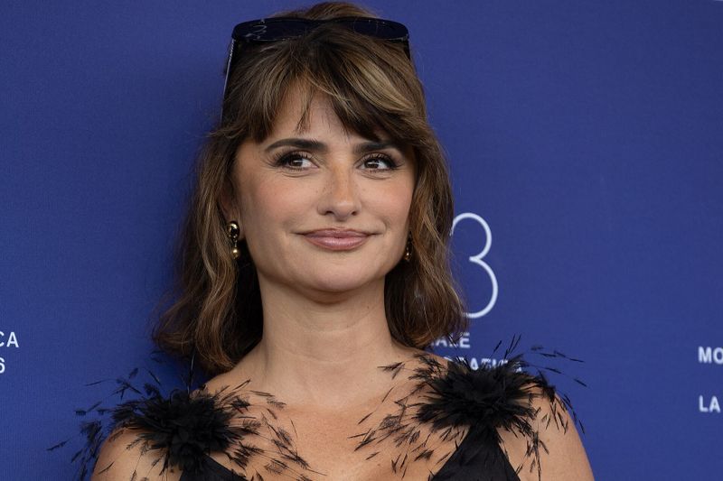 Penélope Cruz Venice Film Festival, Bunker: Style and Standing Ovation